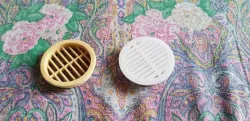 Aeration cover in the baseboard of the fridge in the kitchen