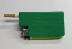 Small cigarettes box with lighter (Zigarettenbox mit Feuerzeug)