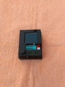 Base para un medidor M328 (Para colocar la pila y recoger los cables)