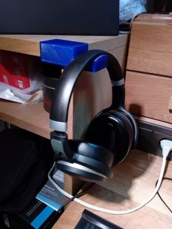 Headphone hook for corner side