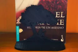 Bookend Amazon Kindle Tree