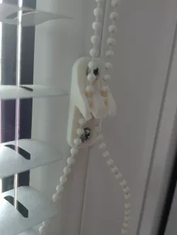 Venetian blind holder