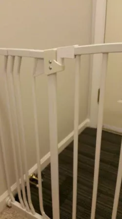 Baby gate hinge
