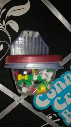 Pushpin holder holds rubbermaid takealong 118ml with lid