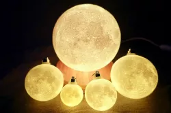 Progressive Detail Moon Lamp
