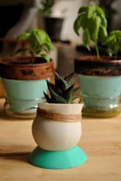 Round pot with base