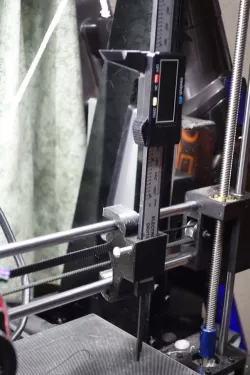Vernier holder for levelling bed