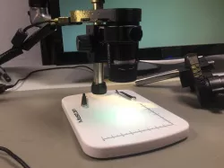 Right angle "shorty" adapter for um016 1080p HDMI microscopes