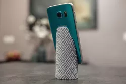 Textured column phone stand