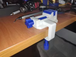 Desktop vise with clamp
