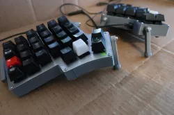 Keebio Iris v2.5+ middle layer with 3D-printed tenting legs