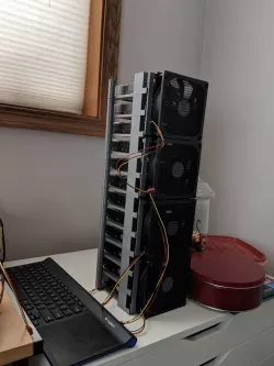 Stackable hard drive tray with fan clips