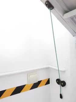 GARAGE DOOR RETAINER - RETENEDOR PUERTA GARAJE