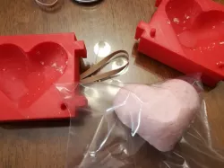 Heart-shaped bath bomb mold