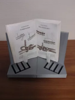 [Y] pupitre lecture (book holder)