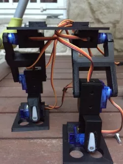 Robot bipedo con 13 servos 9g   //Biped robot with 13 9G servos