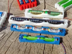 Flexing battery holders with 2- and 3-cell compartments