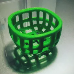 Small round wire basket (square profile)