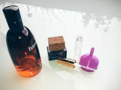 Tiny funnel for perfumes, fragrances and other small bottles