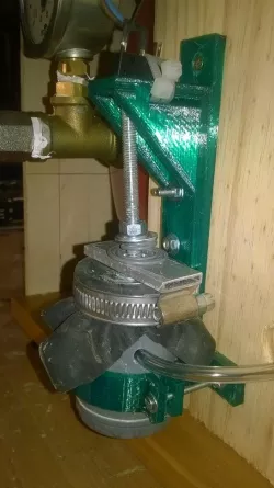 un support de vacuostat imprimé en 3d pour la pompe a vide