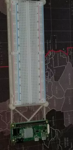 Raspberry Pi Zero holder with large breadboard