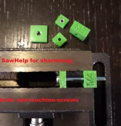 SawHelp for shortening bolts and machinescrews, useable calibrationcube