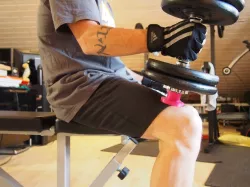 Dumbbell benchpress leg protector (for pussies ;-))