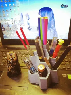 Honeycomb pen container