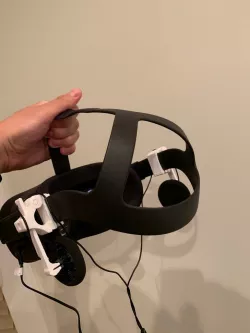 Removable Headphone Clip for the Quest Travel Case (Connects to JorgTheElders' design)