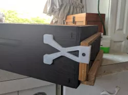 Beehive robbing screen clips 