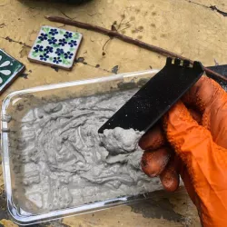 Tiny notch trowel for miniature tiles