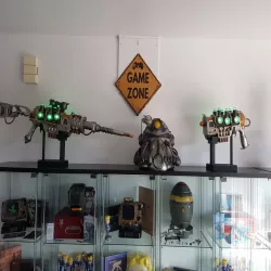 Fallout Plasma Riffle and Pistol Replica Gun Display