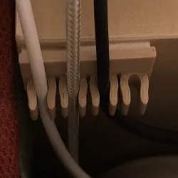 small and sturdy cable clip 