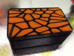 Giftbox with 2-colored voronoistyle lid