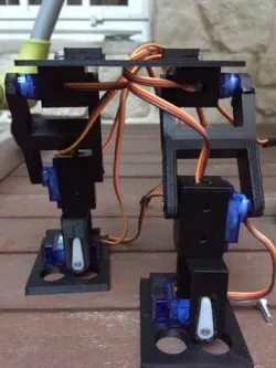Robot bipedo con 6 servos 9g //Biped robot with 6 9G servos