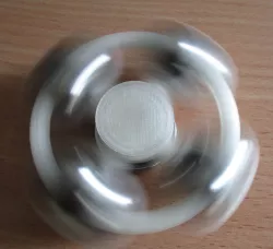 Fidget spinner with balls