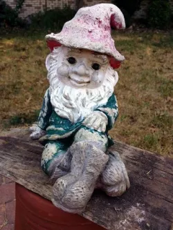 Gnome - Sitting