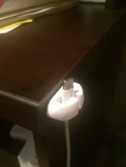 Macbook and Iphone charge cord clip