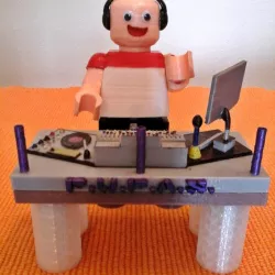 LEGO GIANT DJ