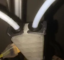 Customizable anti-backlash bowden coupling clip