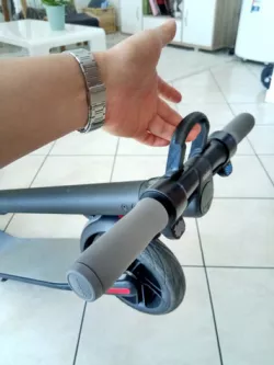 Ninebot kick-scooter foldable easy transportation handle.
