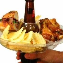 Plato para transportar cerveza y comida a la vez