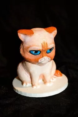 Grumpy Cat figure