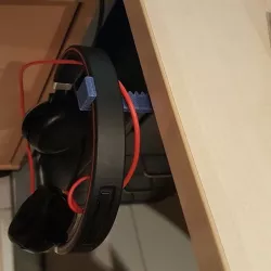 Retractable headphone holder