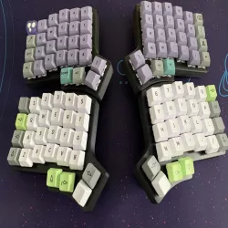 Iris Compact Case w/ Tenting Feet