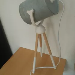 Tripod lamp with wooden legs