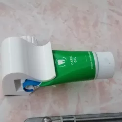 Toothpaste squeezer