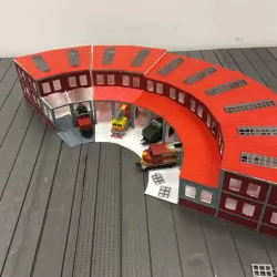 1:87 HO scale train depot with turntable