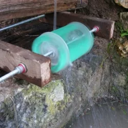 Water wheel with venetian blind slats