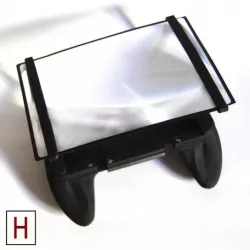 Smartphone gaming grip with screen magnifier